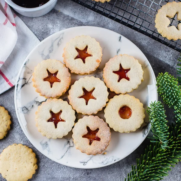 Vánoční Linzer Cookies Raspberry Jam Konkrétní Tabulku Pozadí Tradiční Rakouský — Stock fotografie