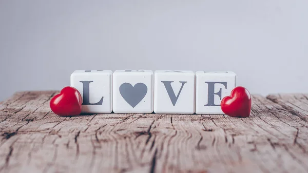 Valentin Tageskarte Konzept Kreative Idee Liebesbotschaft Holzklötzen Und Rotem Keramikherz — Stockfoto