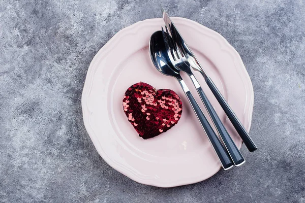 Cenário Mesa Festivo Dia Valentim Com Talheres Corações Fundo Mesa — Fotografia de Stock