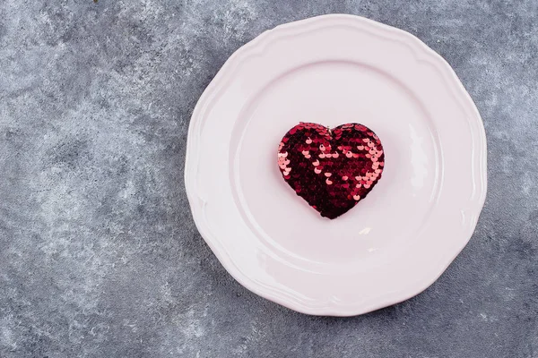 Cenário Mesa Festivo Dia Valentim Com Corações Chapa Rosa Contexto — Fotografia de Stock