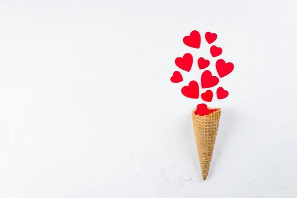 冰淇淋或锥与红色心脏在白色背景 顶部视图 爱或情人节概念 顶视图 平面布局 — 图库照片