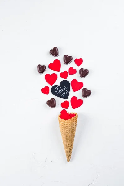 Helado Cono Con Chocolate Candy Corazones Rojos Sobre Fondo Blanco — Foto de Stock