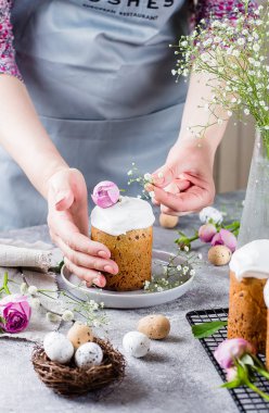 Paskalya kek kulich. Bir kadın bir festival Paskalya çöreği dekorasyon.