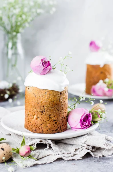 Pasen Taart Kulich Traditionele Pasen Zoet Brood Ingericht Meringue Roze — Stockfoto