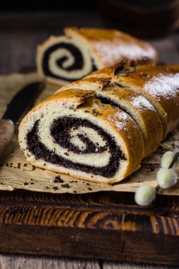 Ahşap tahta üzerinde haşhaş tohum kek