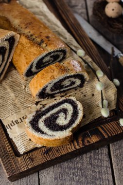 Haşhaş tohumu kek ahşap Paskalya masa üzerine.