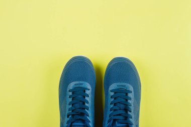 Spor arka plan. Spor ayakkabı - yeni spor ayakkabıları, uzay kopyalayın. Genel gider atış koşu ayakkabıları. Üstten görünüm, düz yatıyordu. Fitness, diyet ve sağlıklı erkek kavramı