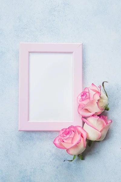 Kreativer Minimalismus Flach Lag Mit Fotorahmen Und Rosa Rosen Auf — Stockfoto