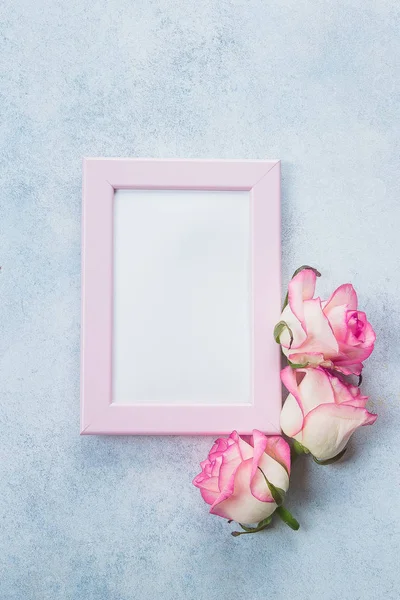 Creative Minimalism Flat Lay Photo Frame Pink Roses Blue Background — Stock Photo, Image