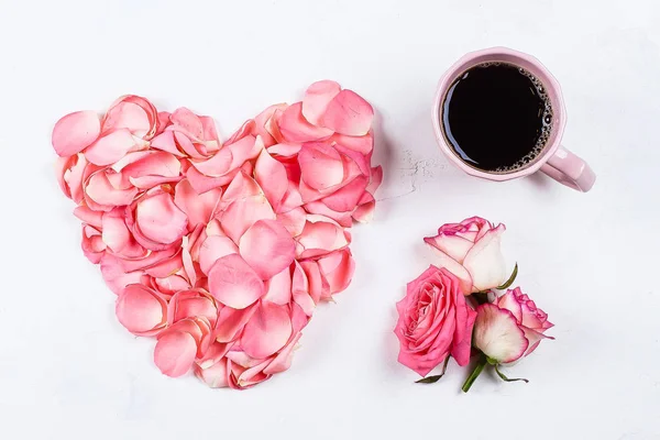 ピンクのバラの花びら バラの蕾 白い背景で隔離のコーヒー カップの美しい心 バレンタインの日の概念 コピー スペース平面図 — ストック写真