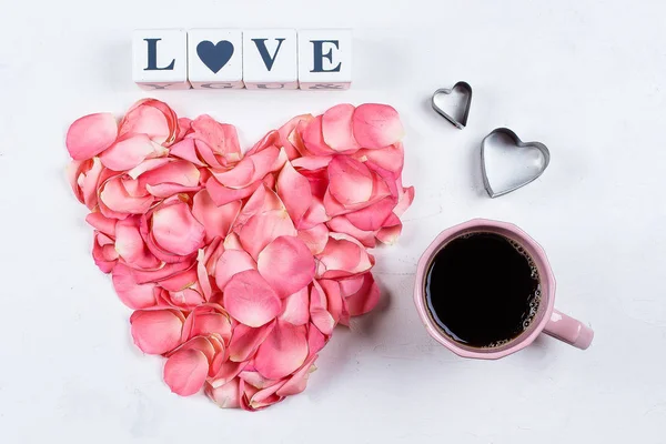 Coração Bonito Rosa Pétalas Rosa Letras Cubos Amor Xícara Café — Fotografia de Stock