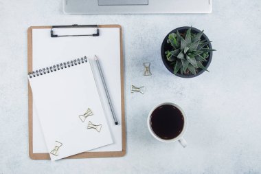 Bilgisayar, sarf malzemeleri, defter, çiçek ve kahve Kupası ile ofis resepsiyon masası. Üstten Görünüm kopya alanı, düz ile yatıyordu