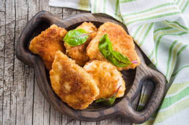 Ev yapımı dilimlenmiş Wiener tavuk Schnitzel ahşap masa arka plan üzerinde. Üstten Görünüm