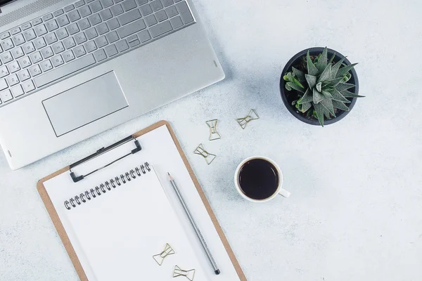 Schreibtisch Mit Computer Zubehör Notizbuch Blume Und Kaffeetasse Draufsicht Mit — Stockfoto