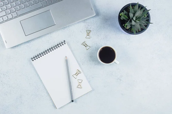 Schreibtisch Mit Computer Zubehör Notizbuch Blume Und Kaffeetasse Draufsicht Mit — Stockfoto