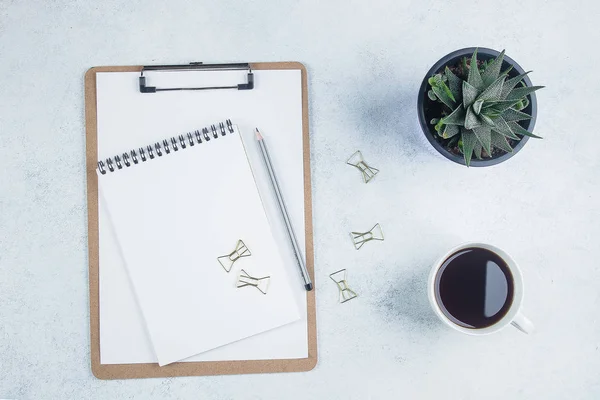 Mesa Escritório Com Caderno Suprimentos Flor Xícara Café Vista Superior — Fotografia de Stock