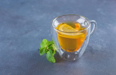 Mavi beton masada çay limon ve nane yaprakları