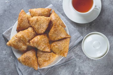 Lezzetli samosas samsa etli gri arka plan, üstten görünüm ile plaka. Özbek gıda