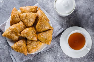 Lezzetli samosas samsa etli gri arka plan, üstten görünüm ile plaka. Özbek gıda