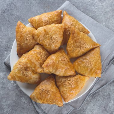 Lezzetli samosas samsa etli gri arka plan, üstten görünüm ile plaka. Özbek gıda