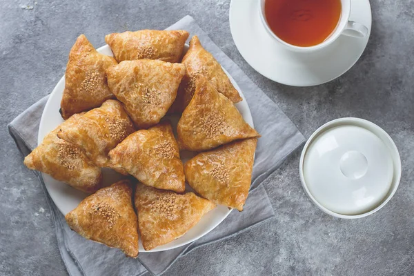 Prato Com Samosas Deliciosas Samsa Com Carne Fundo Cinza Vista — Fotografia de Stock