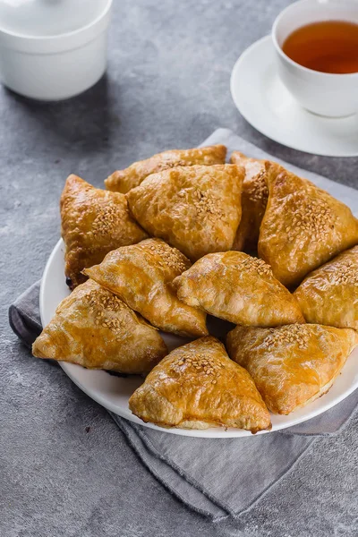 Prato Com Samosas Deliciosas Samsa Com Carne Fundo Cinza Vista — Fotografia de Stock