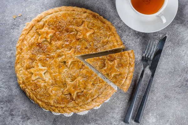 Lezzetli samosas samsa etli gri arka plan, üstten görünüm ile plaka. Özbek gıda