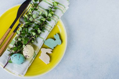Festival tablo ayarını tatil boşaltmak hafif beton tablo Easter akşam yemeği için. Bahar tatil kart kavramı. Üstten Görünüm, kopya alanı