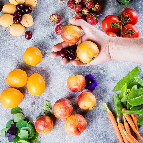 Várias frutas frescas de verão, bagas e legumes. Vista superior. A — Fotografia de Stock