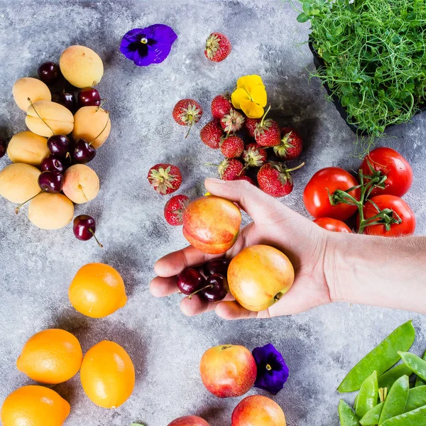 각종 신선한 여름 과일, 장과 및 야채입니다. 최고의 볼 수 있습니다. A — 스톡 사진