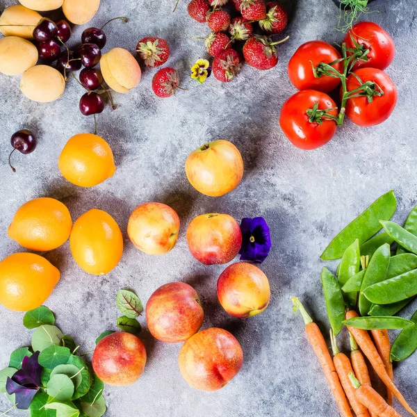 Várias frutas frescas de verão, bagas e legumes. Vista superior. A — Fotografia de Stock