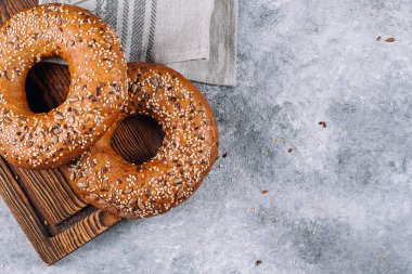 Ahşap beton arka plandaki tabloda tahtada sağlıklı organik tam buğday yemiyorsun. Kahvaltı ekmek. Kopya alanı, üstten görünüm