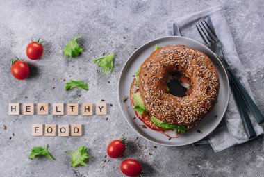 Sağlıklı gıda Snack öğle yemeği. Avokado, domates, turp simit ve