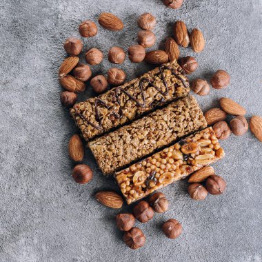 Sağlık Bar ve karışık Kuruyemiş. Badem ve fındık ile enerji barlar