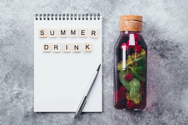 Zomer gezonde drank concept. Berry limonade in glazen fles wit — Stockfoto