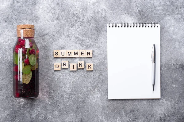 Zomer gezonde drank concept. Berry limonade in glazen fles wit — Stockfoto