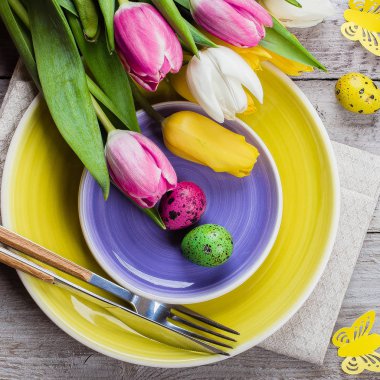 Paskalya sofra bahar laleler ve çatal bıçak takımı. Tatil ba