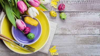 Paskalya sofra bahar laleler ve çatal bıçak takımı. Tatil ba