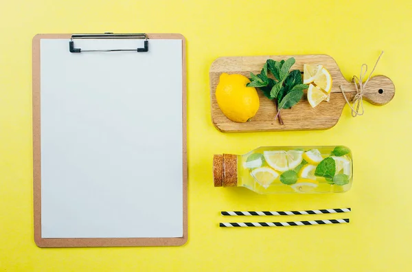 Clipboard de papel branco com espaço vazio e limonada com ingredi — Fotografia de Stock