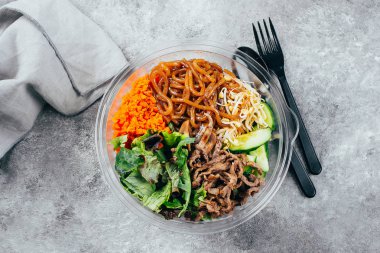 Beton masa baclground Asya Buda kase. Izgara dana eti, havuç, salatalık, Filiz mung fasulye, topinambour erişte, mantar, susam, Asya sause. Görünümü en çok, uzay kopyalayın. Lezzetli yemek konsantrasyon