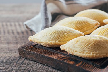 Azerbaycan Ulusal tatlı. Oriental tatlı pasta tatlı - ahşap masa arka plan üzerinde ahşap tahta üzerinde Shekerbura