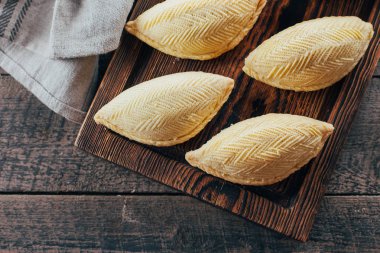Azerbaycan Ulusal tatlı. Oriental tatlı pasta tatlı - ahşap masa arka plan üzerinde ahşap tahta üzerinde Shekerbura. Üstten Görünüm, kopya alanı