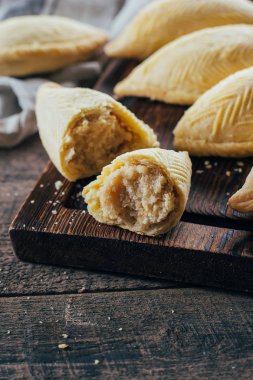Azerbaycan Ulusal tatlı. Oriental tatlı pasta tatlı - ahşap masa arka plan üzerinde ahşap tahta üzerinde Shekerbura