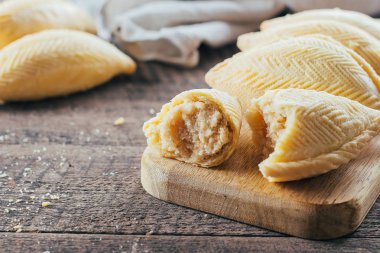 Azerbaycan Ulusal tatlı. Oriental tatlı pasta tatlı - ahşap masa arka plan üzerinde ahşap tahta üzerinde Shekerbura