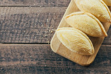Azerbaycan Ulusal tatlı. Oriental tatlı pasta tatlı - ahşap masa arka plan üzerinde ahşap tahta üzerinde Shekerbura. Üstten Görünüm, kopya alanı