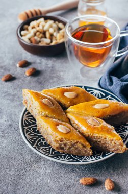 Baklava. Ramazan tatlısı. Fındık ve bal, somut bir tabloda çay ile geleneksel Arapça tatlı. Üstten Görünüm, kopya alanı