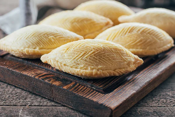Azerbaycan Ulusal tatlı. Oriental tatlı pasta tatlı - ahşap masa arka plan üzerinde ahşap tahta üzerinde Shekerbura
