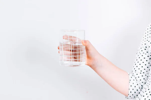 Chica sosteniendo un vaso de agua. Alimentos limpios — Foto de Stock