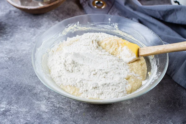 Receta Paso a paso. Pasteles caseros con manzanas y hojuelas de almendras — Foto de Stock