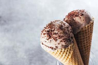 Lezzetli çikolatalı dondurma waffle koni içinde. Yaz tatlı. Yakın çekim, kopya alanı